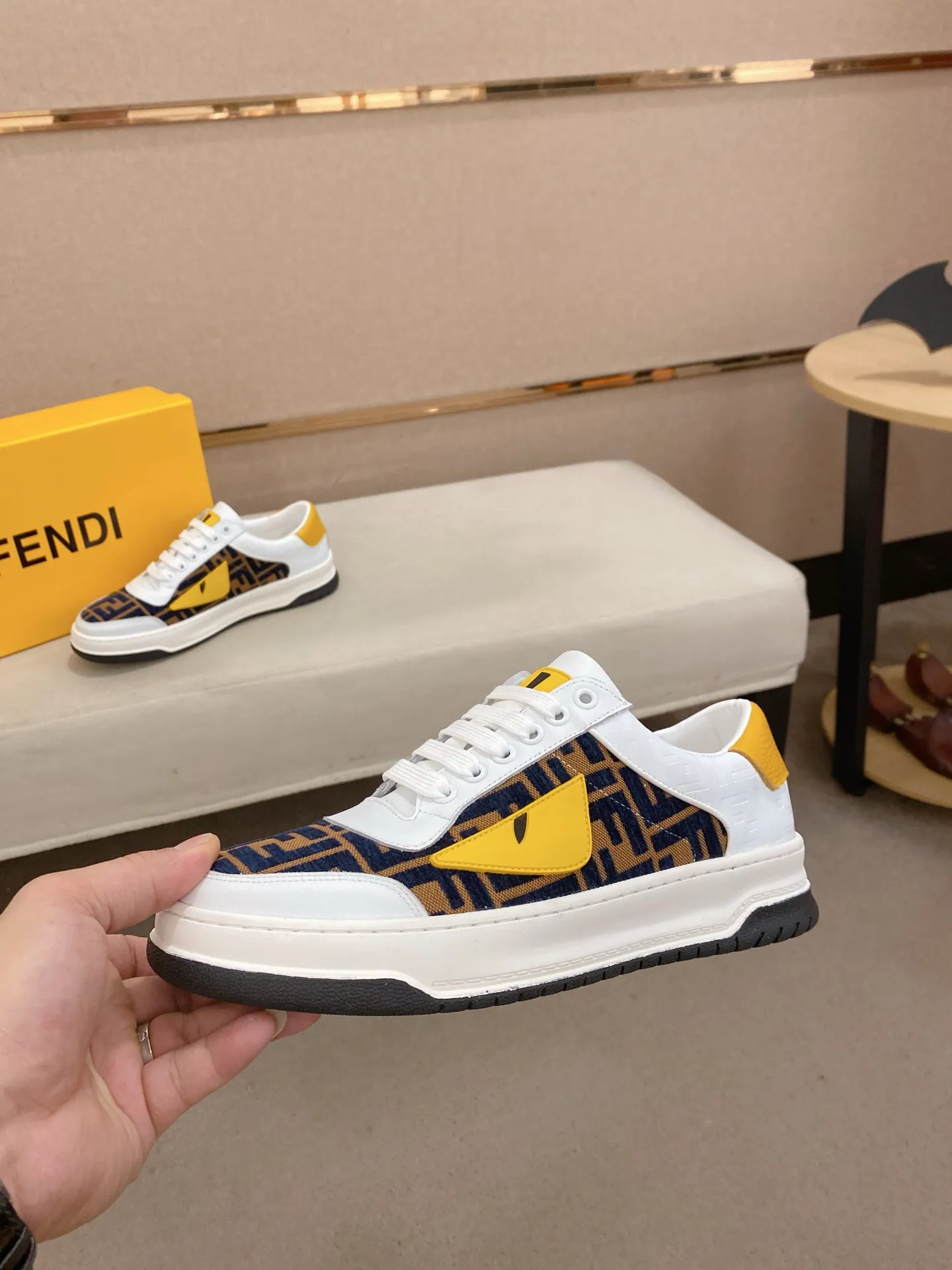 Men's shoes💰: 400💰[Fendi] Fendi's latest casual shoes for men! Available at counters simultaneously! A one-to-one replica of the original. All imported official website one-to-one cowhide fabric. The interior is made of top-grade sheepskin, and the original factory-supplied rubber outsole is used. Leading new fashion concepts. Matching code: 38-44. (can be customized for 45 non-refundable)